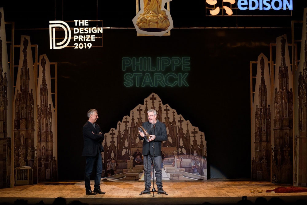 Image of Philippe Stark receiving an award