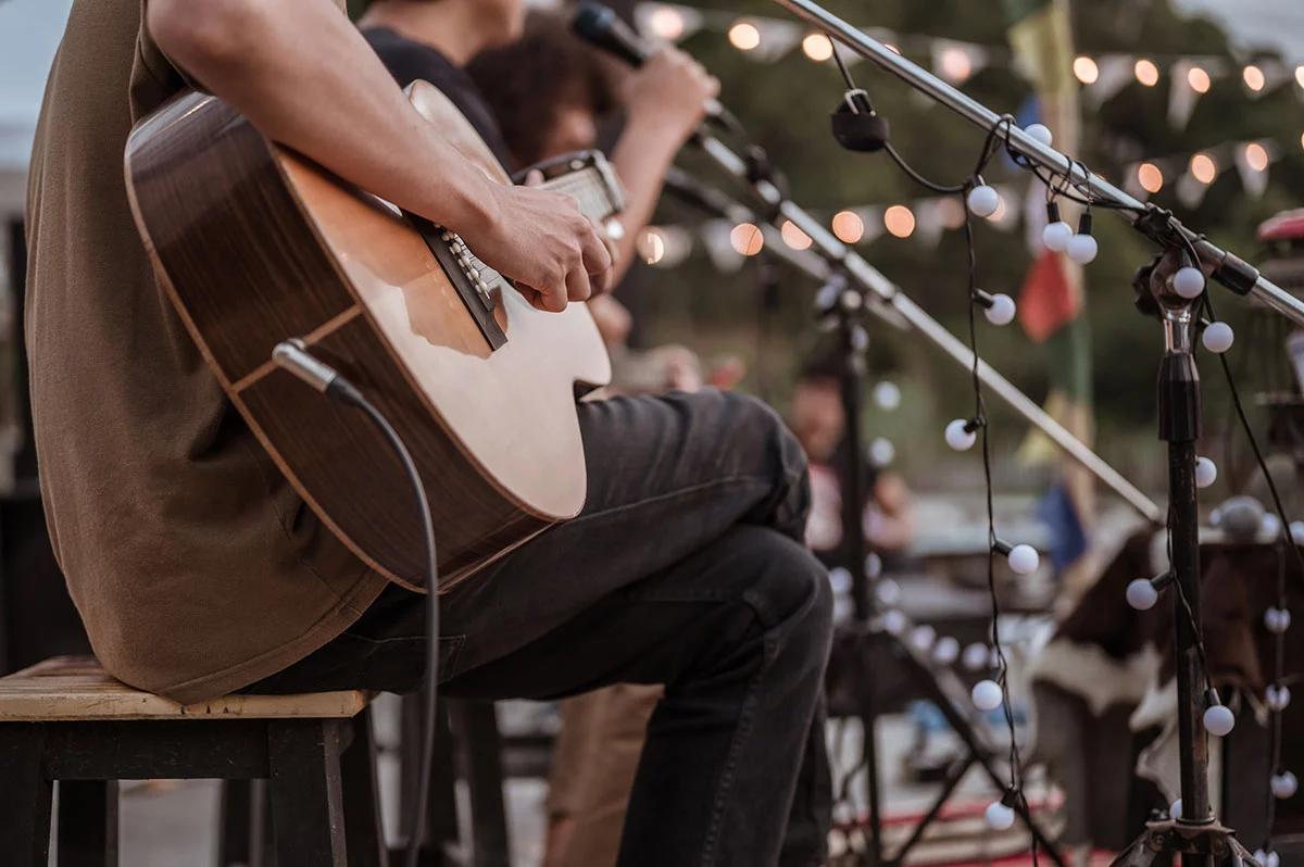 musician plays guitar and sings in colombo